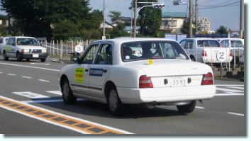 練習コースを走る教習車